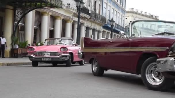 Havanna Belvárosa Óvárosa Városközpont Egyedi Régi Taxi Autók Emberek Háttérben — Stock videók