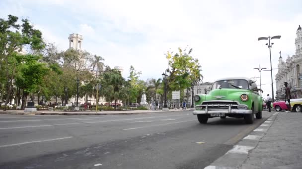 ハバナ中心街と旧市街 市内中心部とユニークな古いタクシー車や背景の人々 キューバだ — ストック動画