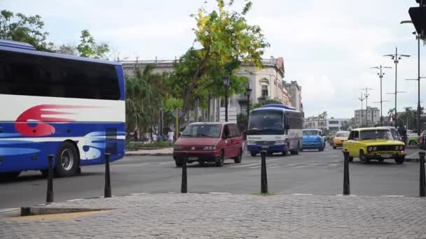 Havanna Belvárosa Óvárosa Városközpont Egyedi Régi Taxi Autók Emberek Háttérben — Stock videók