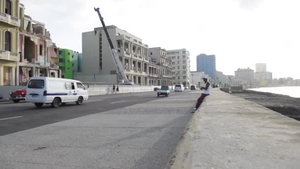 Havana Şehir Merkezi Malecon Bulvarı Benzersiz Eski Taksi Arabaları Arka — Stok video
