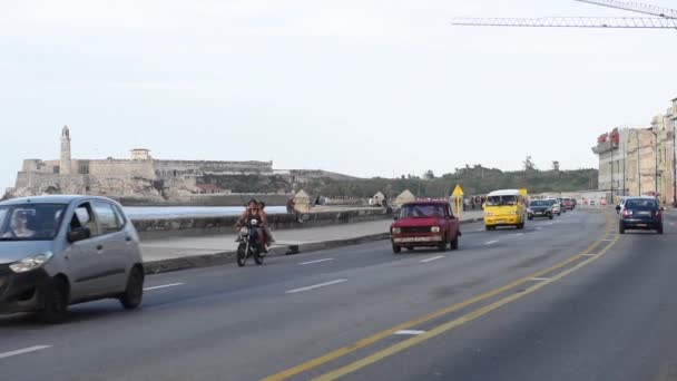 Havanna Downtown Und Malecon Avenue Einzigartige Alte Taxiwagen Und Menschen — Stockvideo