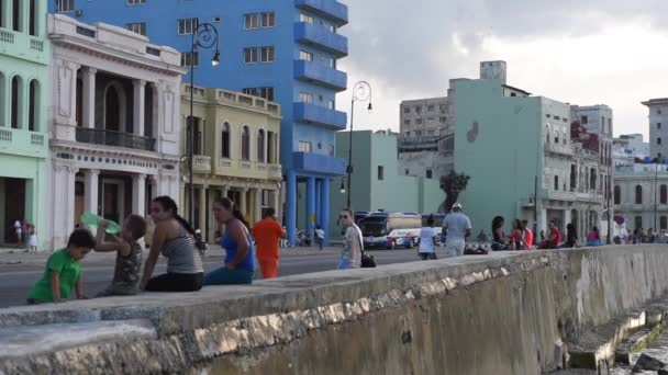 Havana Downtown Malecon Avenue Unieke Oude Taxi Auto Mensen Achtergrond — Stockvideo