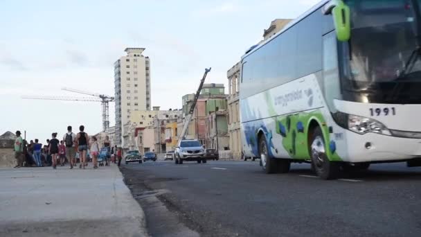 哈瓦那市中心和Malecon大道独具特色的旧车及背景人士 — 图库视频影像