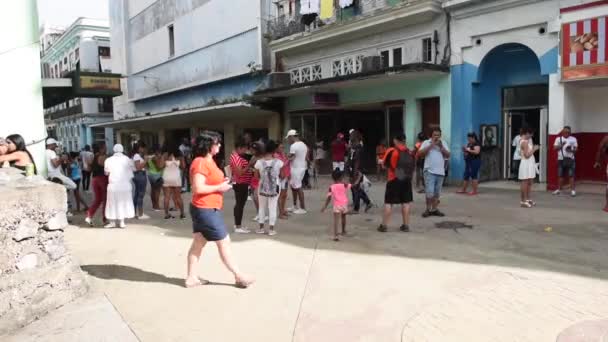 Hawana Downtown Stare Miasto Kubie Miejscowi Ludzie Turyści Spacerują Chodniku — Wideo stockowe