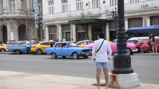 古巴哈瓦那的老式独特汽车 色彩斑斓观光游览 — 图库视频影像