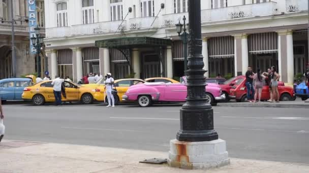 Stare Unikalne Samochody Hawanie Kubie Kolorowe Zwiedzanie — Wideo stockowe