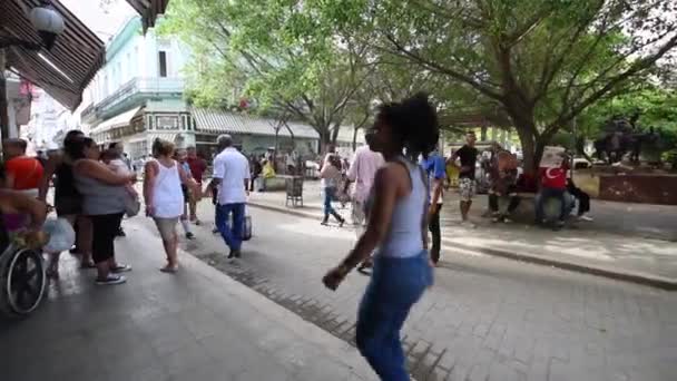 哈瓦那老城区和当地人走在人行道上 — 图库视频影像