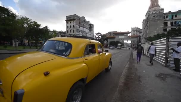 Αβάνα Παλιά Πόλη Και Μοναδική Παλιά Αυτοκίνητα Iin Φόντο — Αρχείο Βίντεο