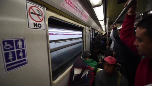 Mexico Citys Tunnelbanestation Och Folk Tåget Passagerare — Stockvideo