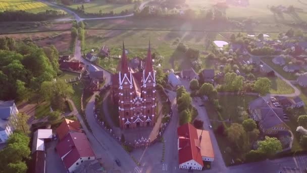Die Kirche Des Heiligen Apostels Jakobus Sveksna Litauen Drohnenstandpunkt — Stockvideo