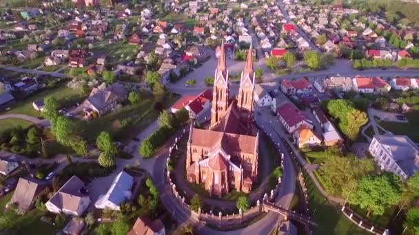 立陶宛使徒圣雅各的Sveksna教堂 Drone的观点 — 图库视频影像