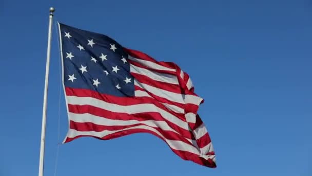 在蓝天飘扬着美国国旗 美国国旗 飘扬着美国著名的国旗 艳阳天 — 图库视频影像