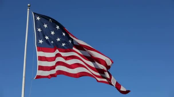 Κυματιστή Σημαία Των Ηπα Στον Καθαρό Γαλάζιο Ουρανό Αμερικανική Σημαία — Αρχείο Βίντεο