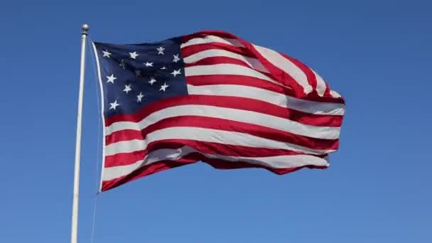 クリアブルーの空にアメリカ国旗を振る アメリカ国旗 アメリカの有名な旗を振る 晴れた日 — ストック動画