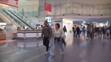 Tokyo, Japonya 'daki uluslararası Haneda Havaalanı. İçişleri, Duty Free Shop ve People, Turistler.