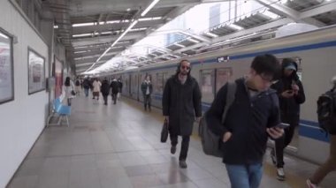 Japonya 'daki Tokyo Subu Shinjuku Tren İstasyonu. Yolcu ve Tren