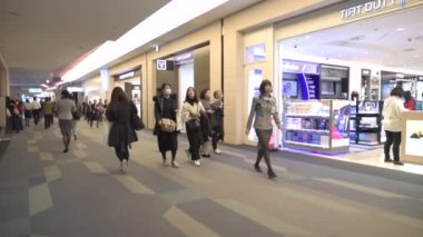 Tokyo, Japonya 'daki uluslararası Haneda Havaalanı. İçişleri, Duty Free Shop ve People, Turistler.