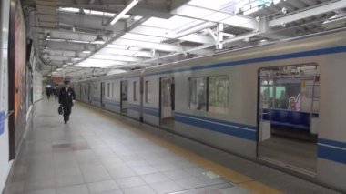 Japonya 'daki Tokyo Subu Shinjuku Tren İstasyonu. Yolcu ve Tren