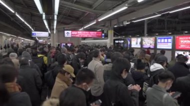 Tokyo, Japonya 'da kalabalık bir metro istasyonu. İnsanlar Treni Bekliyor