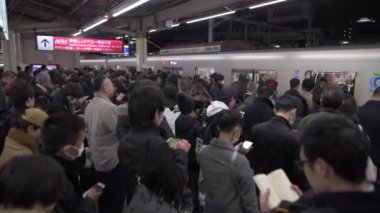 Tokyo, Japonya 'da kalabalık bir metro istasyonu. İnsanlar Treni Bekliyor