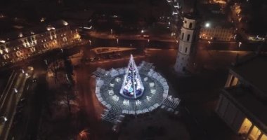 Vilnius, Litvanya 'daki Noel Ağacı. Avrupa 'nın en iyi ve en güzel Noel şehridir. Vilnius Eski Kasabası, Şehir Merkezi.