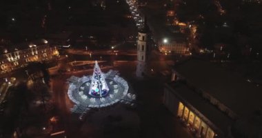 Vilnius, Litvanya 'daki Noel Ağacı. Avrupa 'nın en iyi ve en güzel Noel şehridir. Vilnius Eski Kasabası, Şehir Merkezi.