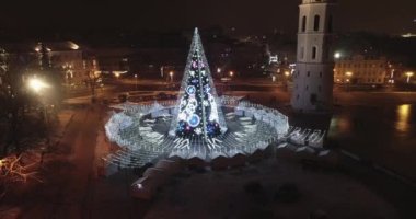 Vilnius, Litvanya 'daki Noel Ağacı. Avrupa 'nın en iyi ve en güzel Noel şehridir. Vilnius Eski Kasabası, Şehir Merkezi.