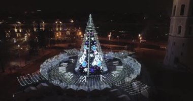 Vilnius, Litvanya 'daki Noel Ağacı. Avrupa 'nın en iyi ve en güzel Noel şehridir. Vilnius Eski Kasabası, Şehir Merkezi.