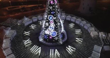 Vilnius, Litvanya 'daki Noel Ağacı. Avrupa 'nın en iyi ve en güzel Noel şehridir. Vilnius Eski Kasabası, Şehir Merkezi.