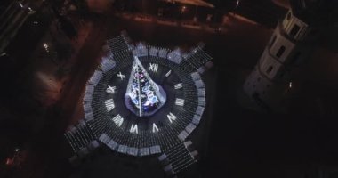 Vilnius, Litvanya 'daki Noel Ağacı. Avrupa 'nın en iyi ve en güzel Noel şehridir. Vilnius Eski Kasabası, Şehir Merkezi.