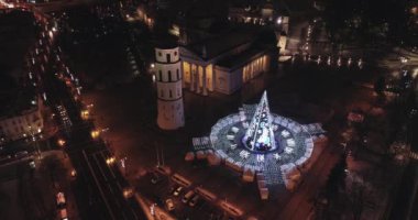 Vilnius, Litvanya 'daki Noel Ağacı. Avrupa 'nın en iyi ve en güzel Noel şehridir. Vilnius Eski Kasabası, Şehir Merkezi.