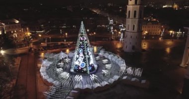 Vilnius, Litvanya 'daki Noel Ağacı. Avrupa 'nın en iyi ve en güzel Noel şehridir. Vilnius Eski Kasabası, Şehir Merkezi.