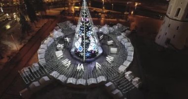 Vilnius, Litvanya 'daki Noel Ağacı. Avrupa 'nın en iyi ve en güzel Noel şehridir. Vilnius Eski Kasabası, Şehir Merkezi.