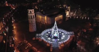 Vilnius, Litvanya 'daki Noel Ağacı. Avrupa 'nın en iyi ve en güzel Noel şehridir. Vilnius Eski Kasabası, Şehir Merkezi.
