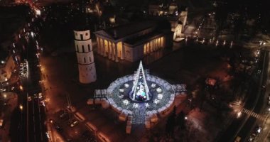 Vilnius, Litvanya 'daki Noel Ağacı. Avrupa 'nın en iyi ve en güzel Noel şehridir. Vilnius Eski Kasabası, Şehir Merkezi.