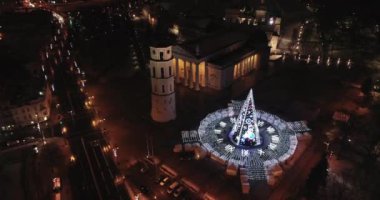 Vilnius, Litvanya 'daki Noel Ağacı. Avrupa 'nın en iyi ve en güzel Noel şehridir. Vilnius Eski Kasabası, Şehir Merkezi.