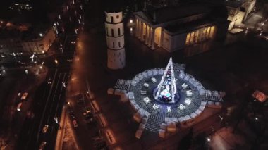 Vilnius, Litvanya 'daki Noel Ağacı. Avrupa 'nın en iyi ve en güzel Noel şehridir. Vilnius Eski Kasabası, Şehir Merkezi.