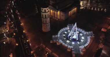 Vilnius, Litvanya 'daki Noel Ağacı. Avrupa 'nın en iyi ve en güzel Noel şehridir. Vilnius Eski Kasabası, Şehir Merkezi.
