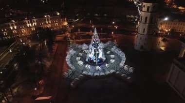 Vilnius, Litvanya 'daki Noel Ağacı. Avrupa 'nın en iyi ve en güzel Noel şehridir. Vilnius Eski Kasabası, Şehir Merkezi.