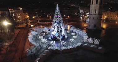Vilnius, Litvanya 'daki Noel Ağacı. Avrupa 'nın en iyi ve en güzel Noel şehridir. Vilnius Eski Kasabası, Şehir Merkezi.