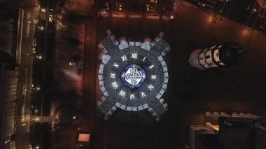 Vilnius, Litvanya 'daki Noel Ağacı. Avrupa 'nın en iyi ve en güzel Noel şehridir. Vilnius Eski Kasabası, Şehir Merkezi.