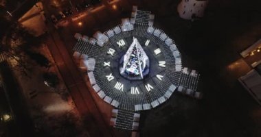 Vilnius, Litvanya 'daki Noel Ağacı. Avrupa 'nın en iyi ve en güzel Noel şehridir. Vilnius Eski Kasabası, Şehir Merkezi.