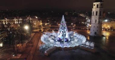 Vilnius, Litvanya 'daki Noel Ağacı. Avrupa 'nın en iyi ve en güzel Noel şehridir. Vilnius Eski Kasabası, Şehir Merkezi.