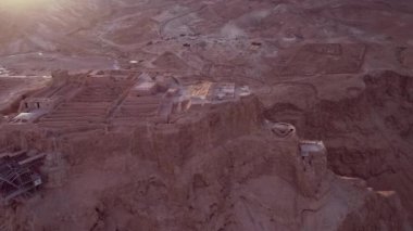 Masada. İsrail 'in güney bölgesindeki antik istihkam. İsrail 'in Ölü Deniz Bölgesi' ndeki Masada Ulusal Parkı. Masada Kalesi. İHA