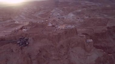 Masada. İsrail 'in güney bölgesindeki antik istihkam. İsrail 'in Ölü Deniz Bölgesi' ndeki Masada Ulusal Parkı. Masada Kalesi. İHA