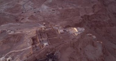 Masada. İsrail 'in güney bölgesindeki antik istihkam. İsrail 'in Ölü Deniz Bölgesi' ndeki Masada Ulusal Parkı. Masada Kalesi. İHA