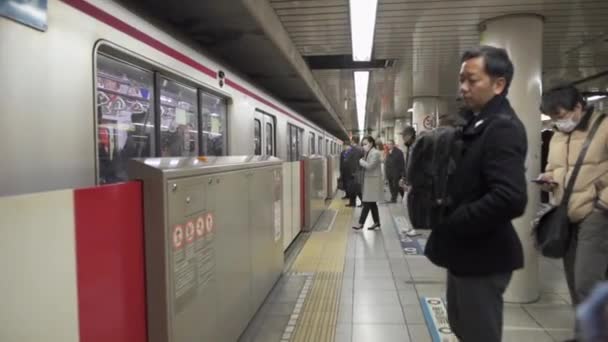 Affollata Stazione Della Metropolitana Pubblica Tokyo Giappone Gente Sta Aspettando — Video Stock