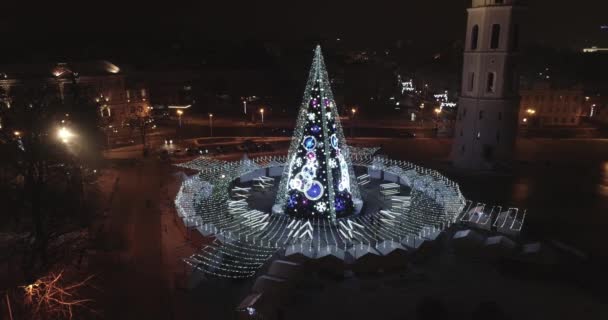 リトアニアのヴィリニュスにあるクリスマスツリー ヨーロッパで最高で美しいクリスマスシティの一つ ヴィリニュス旧市街 ダウンタウン — ストック動画