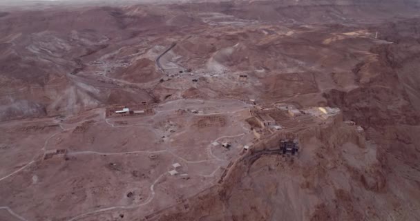 マサダ イスラエル南部地区の古代の要塞 イスラエルの死海地域にあるマサダ国立公園 政忠の砦 ドローン — ストック動画