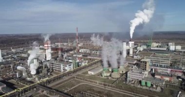 Litvanya 'daki Kimya Fabrikası, Jonava City' deki Achema. Arka planda Blue Sky ve Smoke Stacks var. İHA